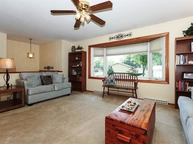 1251 Blackhawk Dr, Elgin, IL 60120 photo 3