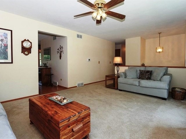 1251 Blackhawk Dr, Elgin, IL 60120 photo 4