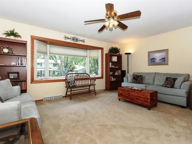 1251 Blackhawk Dr, Elgin, IL 60120 photo 2