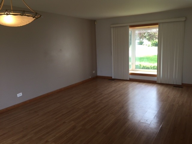 1890 Crescent Ln, Hoffman Estates, IL 60169 photo 2