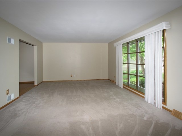 25109 W Willow Dr, Plainfield, IL 60544 photo 2