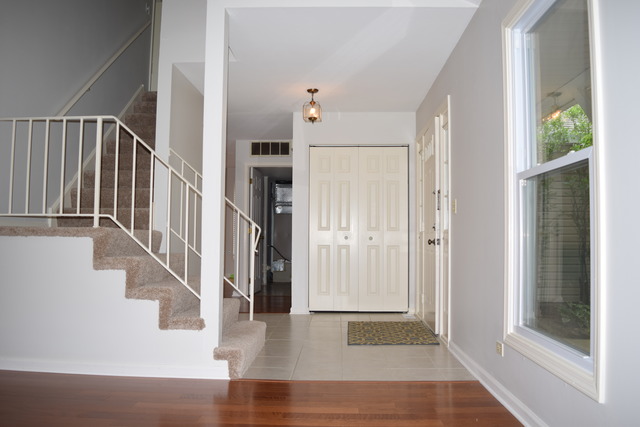 1085 Gannon Dr, Hoffman Estates, IL 60169 photo 2