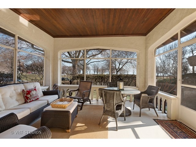 210 Davis St, Evanston, IL 60201 photo 1