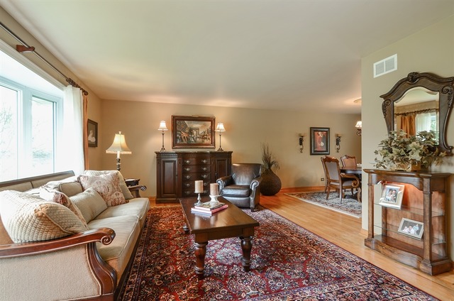 1720 E Aztec Ln, Mount Prospect, IL 60056 photo 3