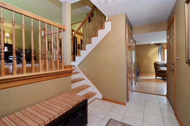 1720 E Aztec Ln, Mount Prospect, IL 60056 photo 2