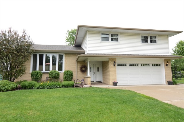 1720 E Aztec Ln, Mount Prospect, IL 60056 photo 1