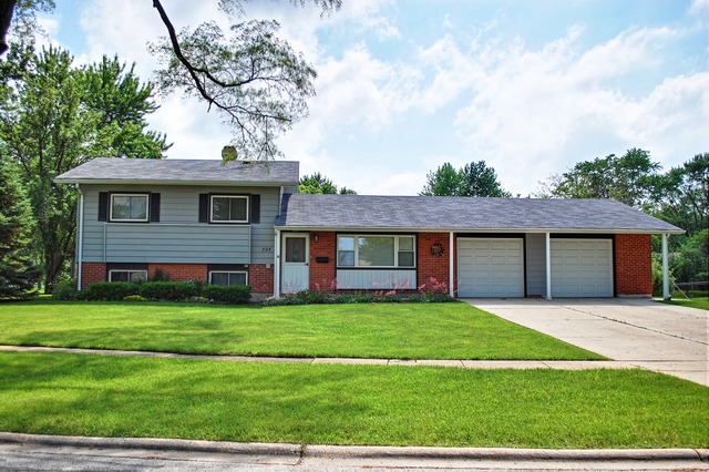 725 Maple Ln, Hoffman Estates, IL 60169 photo 1