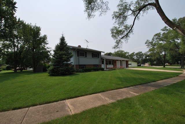 725 Maple Ln, Hoffman Estates, IL 60169 photo 2