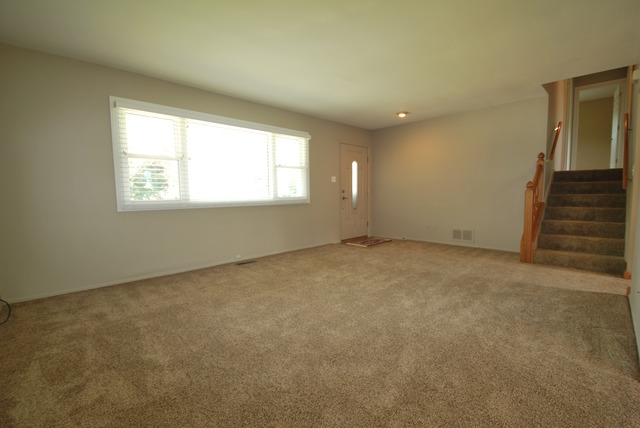 725 Maple Ln, Hoffman Estates, IL 60169 photo 4