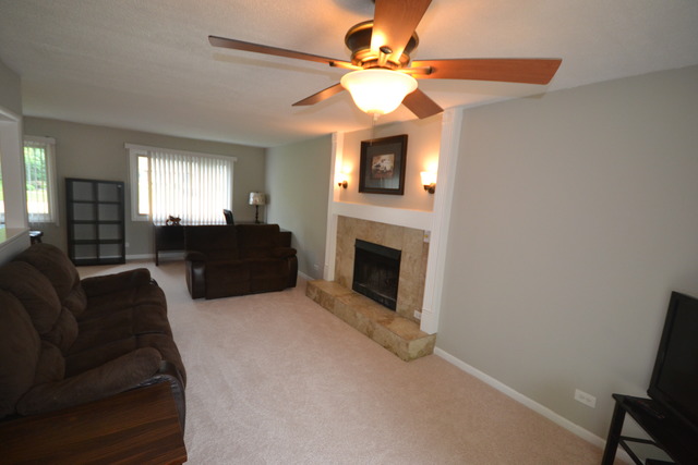 190 Maricopa Ln, Hoffman Estates, IL 60169 photo 2