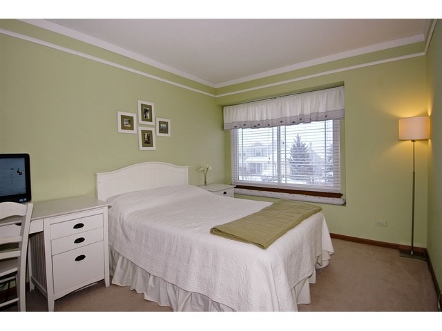 976 Annandale Dr, Elgin, IL 60123 photo 9