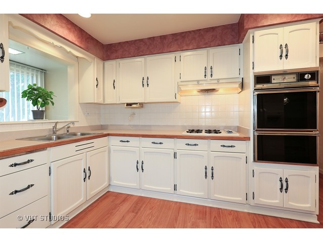 3149 Patton Dr, Des Plaines, IL 60018 photo 2