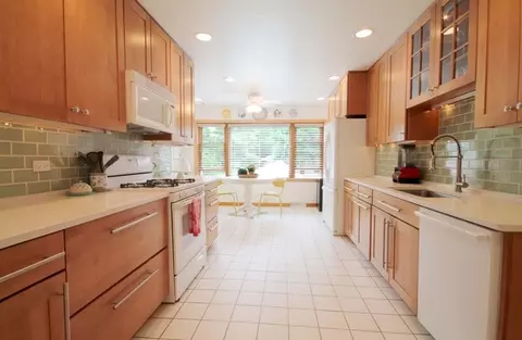 527 Selborne Rd, Riverside, IL 60546 photo 3