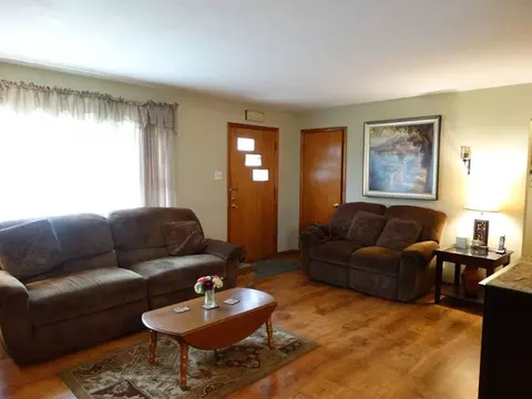 561 E 4th St, Lockport, IL 60441 photo 2