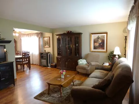 561 E 4th St, Lockport, IL 60441 photo 3