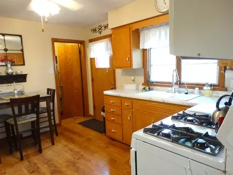 561 E 4th St, Lockport, IL 60441 photo 5