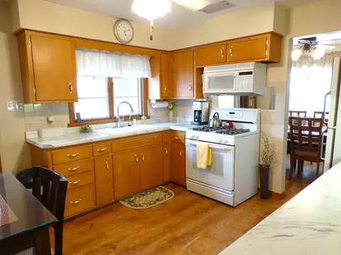 561 E 4th St, Lockport, IL 60441 photo 8