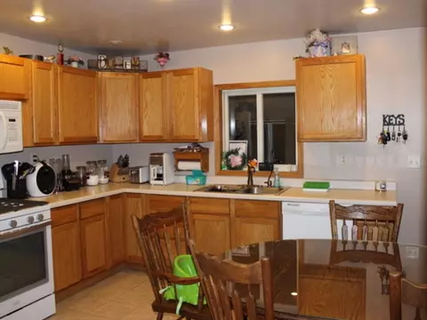 525 Deleon St, Ottawa, IL 61350 photo 2