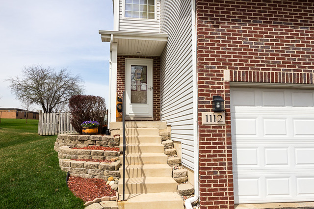 1112 E Treeline Dr, Lockport, IL 60441 photo 2