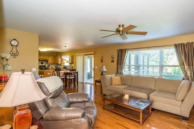 595 Suncrest Dr, Aurora, IL 60506 photo 5
