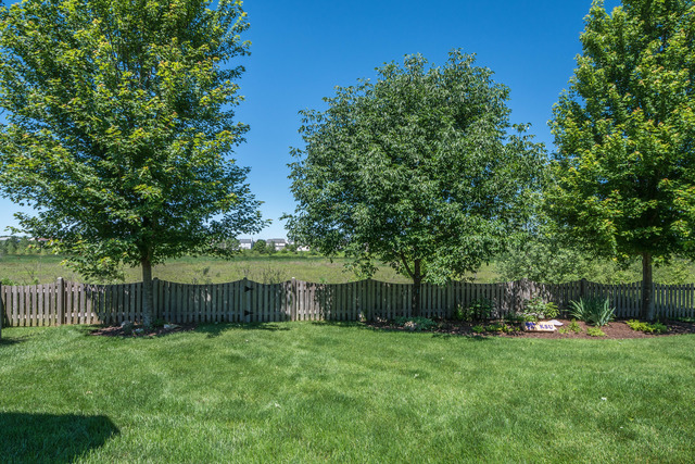 595 Suncrest Dr, Aurora, IL 60506 photo 22