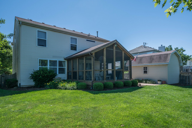 595 Suncrest Dr, Aurora, IL 60506 photo 1