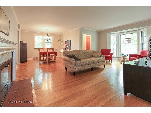 125 E Crescent Ave, Elmhurst, IL 60126 photo 2