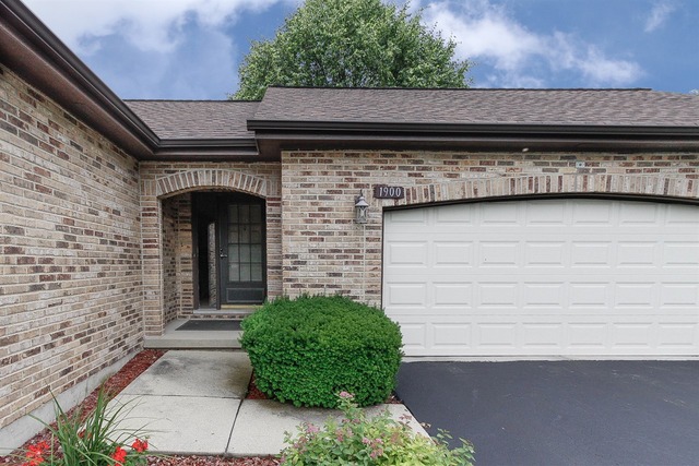 1900 Golf View Dr, Bartlett, IL 60103 photo 1
