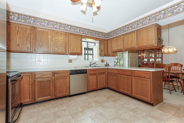 1900 Golf View Dr, Bartlett, IL 60103 photo 8