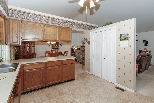 1900 Golf View Dr, Bartlett, IL 60103 photo 9