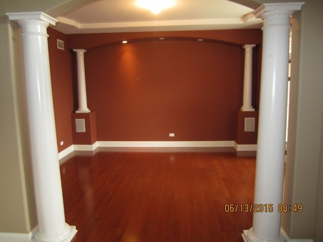 9230 Forest Edge Ln, Willowbrook, IL 60527 photo 4