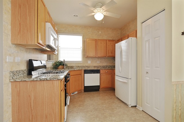 2100 Grayhawk Dr, Aurora, IL 60503 photo 3