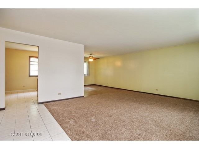 1017 Warwick Cir, Hoffman Estates, IL 60169 photo 2