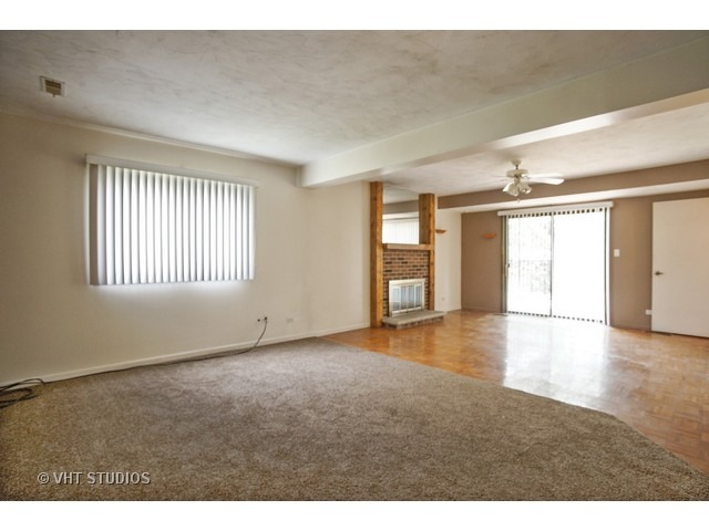1017 Warwick Cir, Hoffman Estates, IL 60169 photo 4