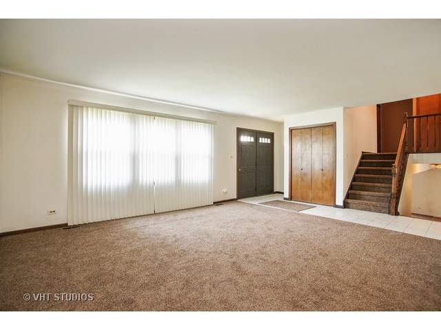 1017 Warwick Cir, Hoffman Estates, IL 60169 photo 1