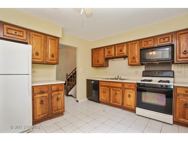 1017 Warwick Cir, Hoffman Estates, IL 60169 photo 3