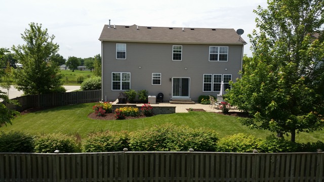 2922 Lundquist Dr, Aurora, IL 60503 photo 2