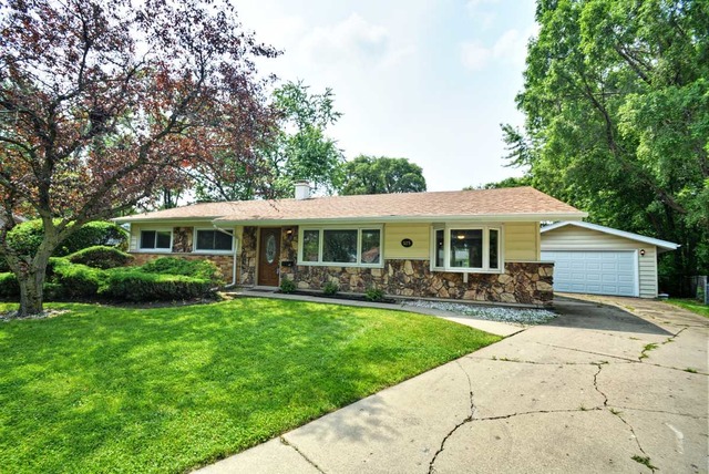 525 Colgate Ct, Hoffman Estates, IL 60169 photo 2