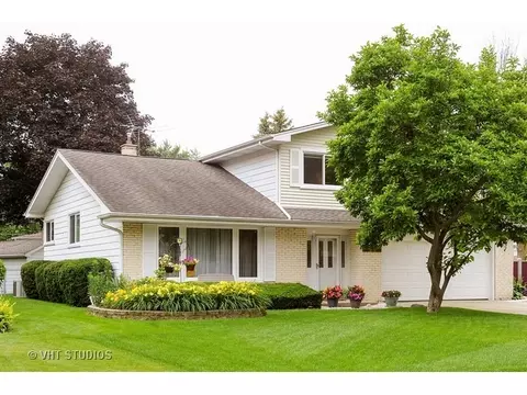 910 N Sumac Ln, Mount Prospect, IL 60056 photo 2