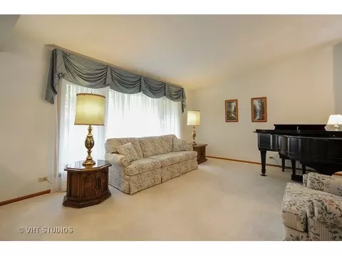 910 N Sumac Ln, Mount Prospect, IL 60056 photo 4