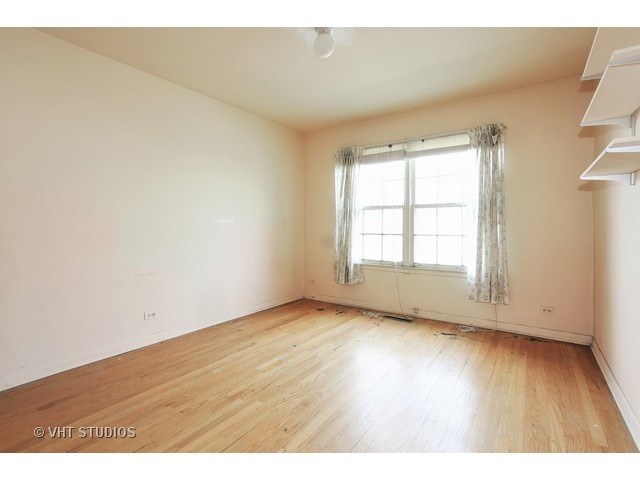 8933 N Robin Dr, Des Plaines, IL 60016 photo 8
