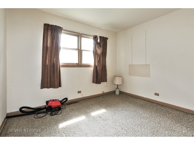 8933 N Robin Dr, Des Plaines, IL 60016 photo 7