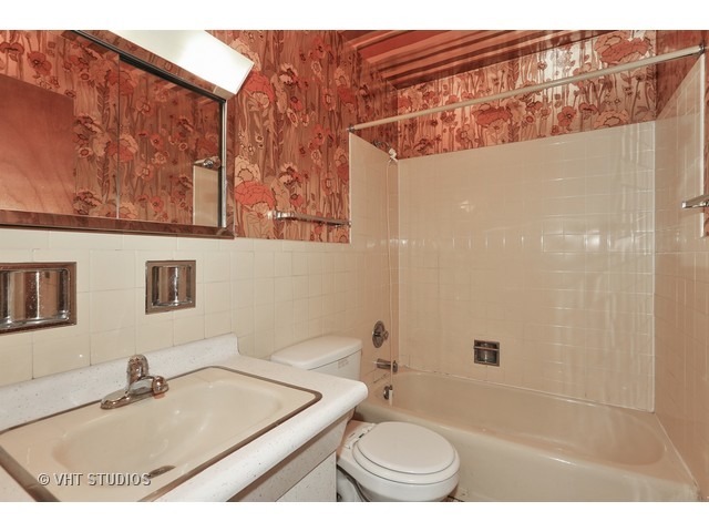 8933 N Robin Dr, Des Plaines, IL 60016 photo 9