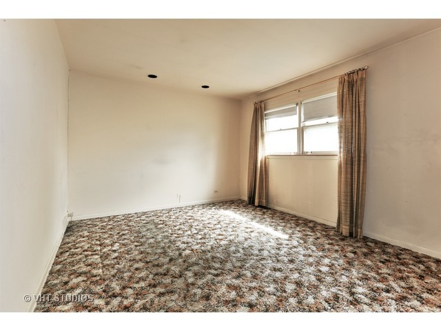 8933 N Robin Dr, Des Plaines, IL 60016 photo 6