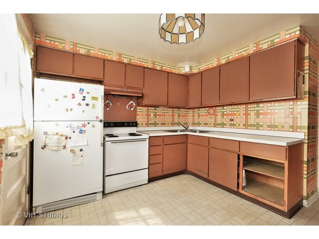 8933 N Robin Dr, Des Plaines, IL 60016 photo 4