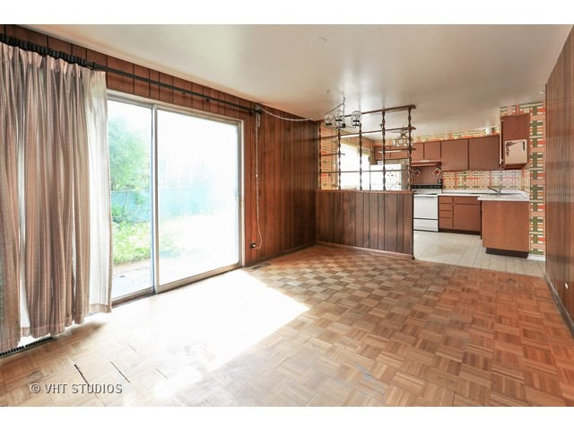 8933 N Robin Dr, Des Plaines, IL 60016 photo 5