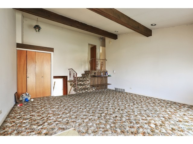 8933 N Robin Dr, Des Plaines, IL 60016 photo 2