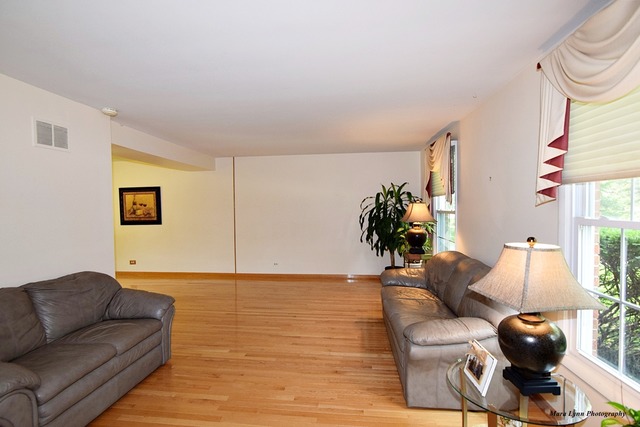 2177 S Bradford Rd, Wheaton, IL 60189 photo 2