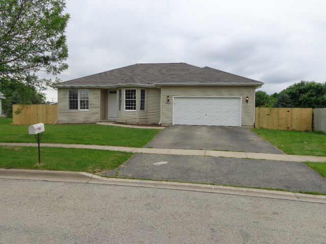 718 Cedar Ln, Genoa, IL 60135 photo 1