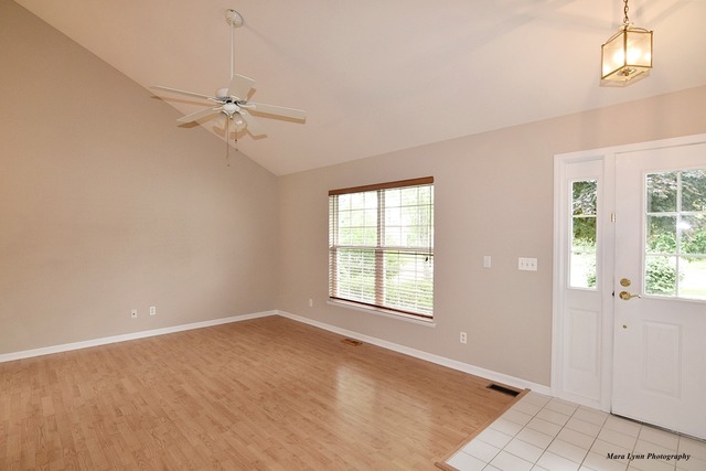 4752 Oregon Trl, Mchenry, IL 60050 photo 3